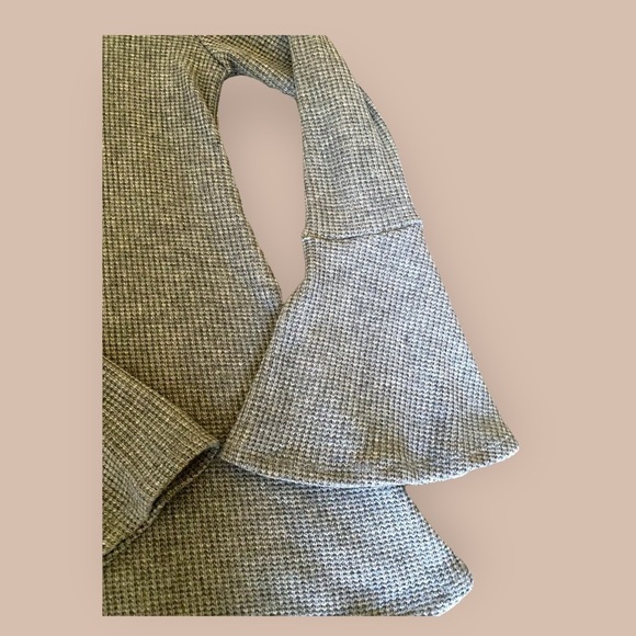 Knit cold shoulder sweater - Picture 2 of 4